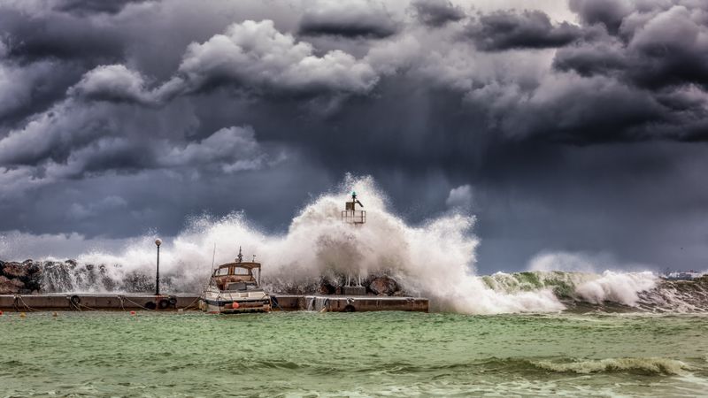 Gearing up for Hurricane Lee's Impact on New England: A Gusty Encounterhurricanelee,newengland,weather,stormpreparation,hurricaneimpact,hurricanepreparedness,hurricanesafety,hurricanewarning,hurricanetracking,hurricaneforecast