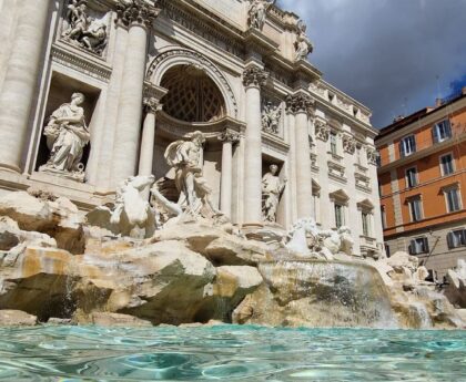 "Disrespectful Devotion: Tourist's Reckless Act Highlights Cultural Insensitivity at Rome's Trevi Fountain"disrespectfuldevotion,tourist,recklessact,culturalinsensitivity,Rome,TreviFountain